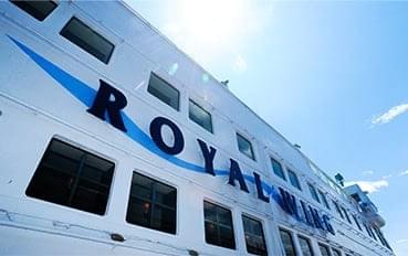 横浜クルーズ船「ロイヤルウイング」の拡大ロゴ写真